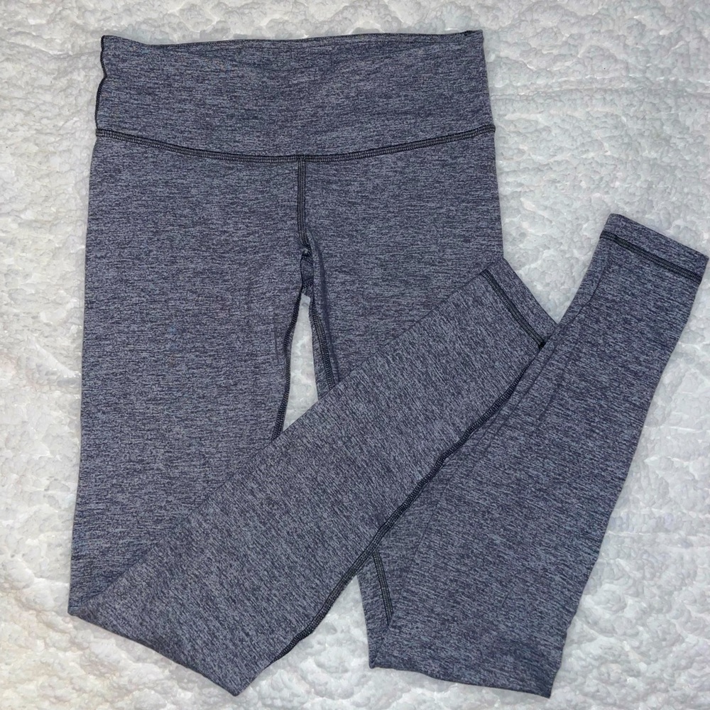 Lulu Lemon Wunder Under gray leggings!